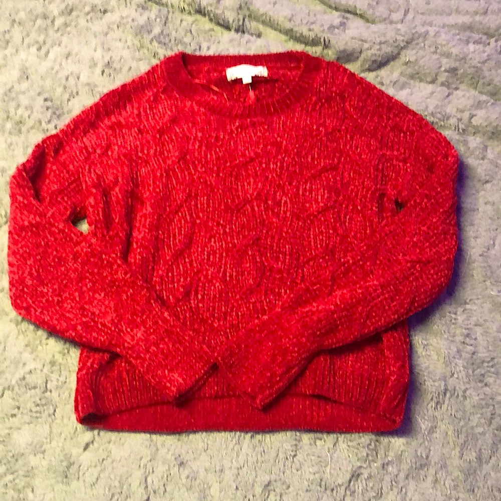 Sweater, super soft,& is a medium but fits like a large.